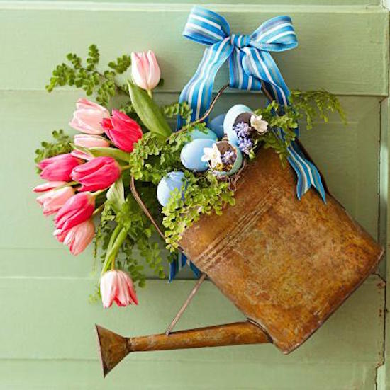 A bouquet in a vintage watering can as a wreath - brilliant rustic decor!