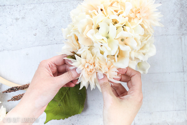 Hortenzijos ir Dahlia siuvinėjimo žiedo vainikas