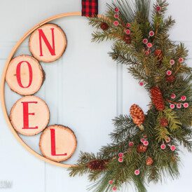 Christmas Embroidery Hoop Wreath #EmbroideryHoopWreath #HoopWreath #DIYChristmasWreath