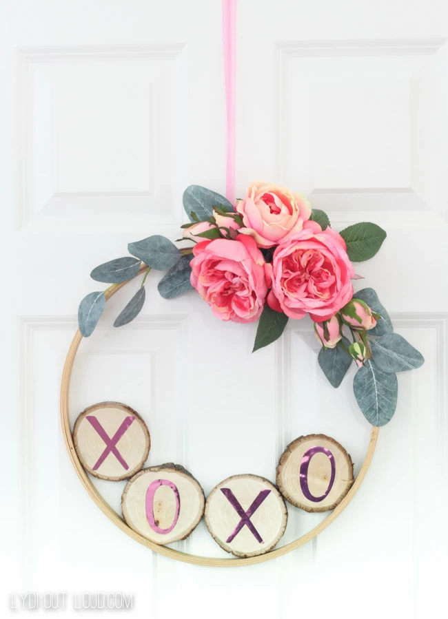 Valentine's Day Hoop Wreath DIY #diyhoopwreath #valentinesdaydecor #valentinesdaywreath